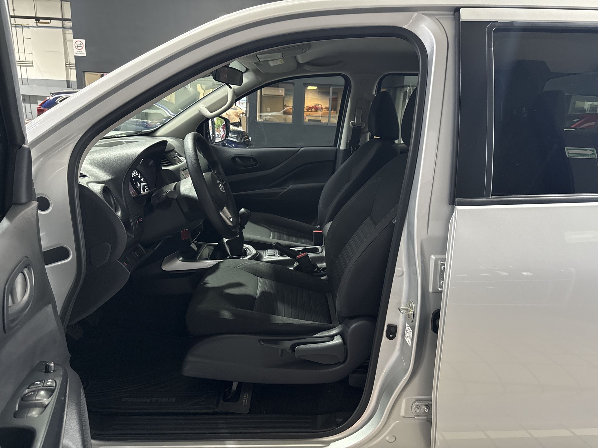 2025 Nissan FRONTIER XE TM 25