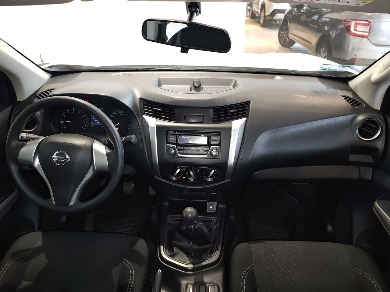 2020 Nissan NP300 DOBLE CABINA SE TM AC PAQ SEG 6VEL