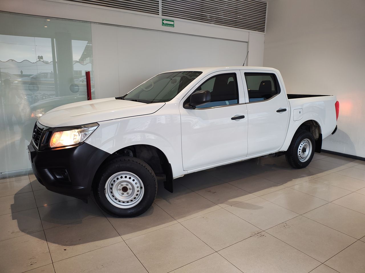 2020 Nissan NP300 DOBLE CABINA SE TM AC PAQ SEG 6VEL