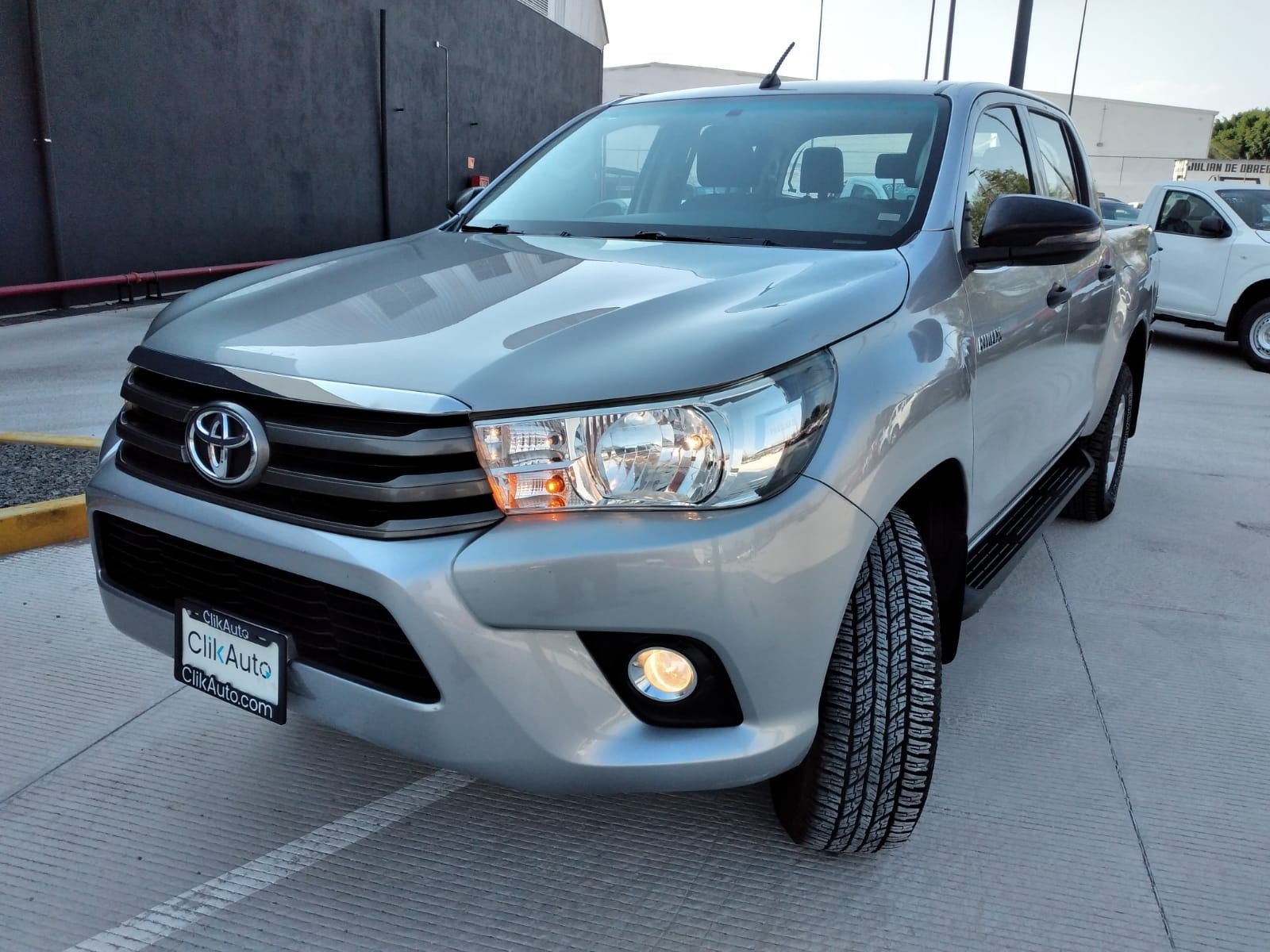2020 Toyota HILUX D-CAB SR 5MT 4X2