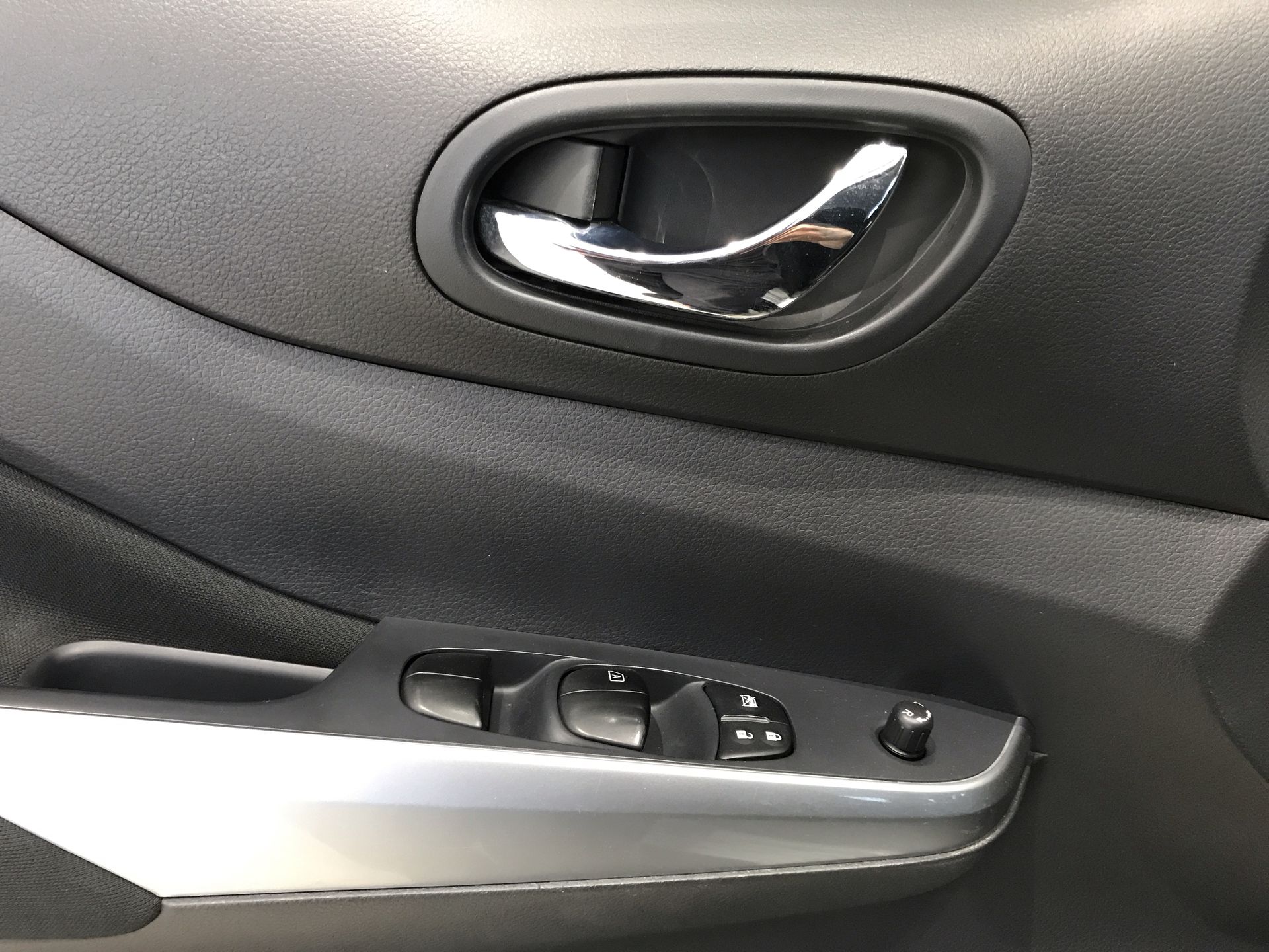 2021 Nissan FRONTIER LE TA 21