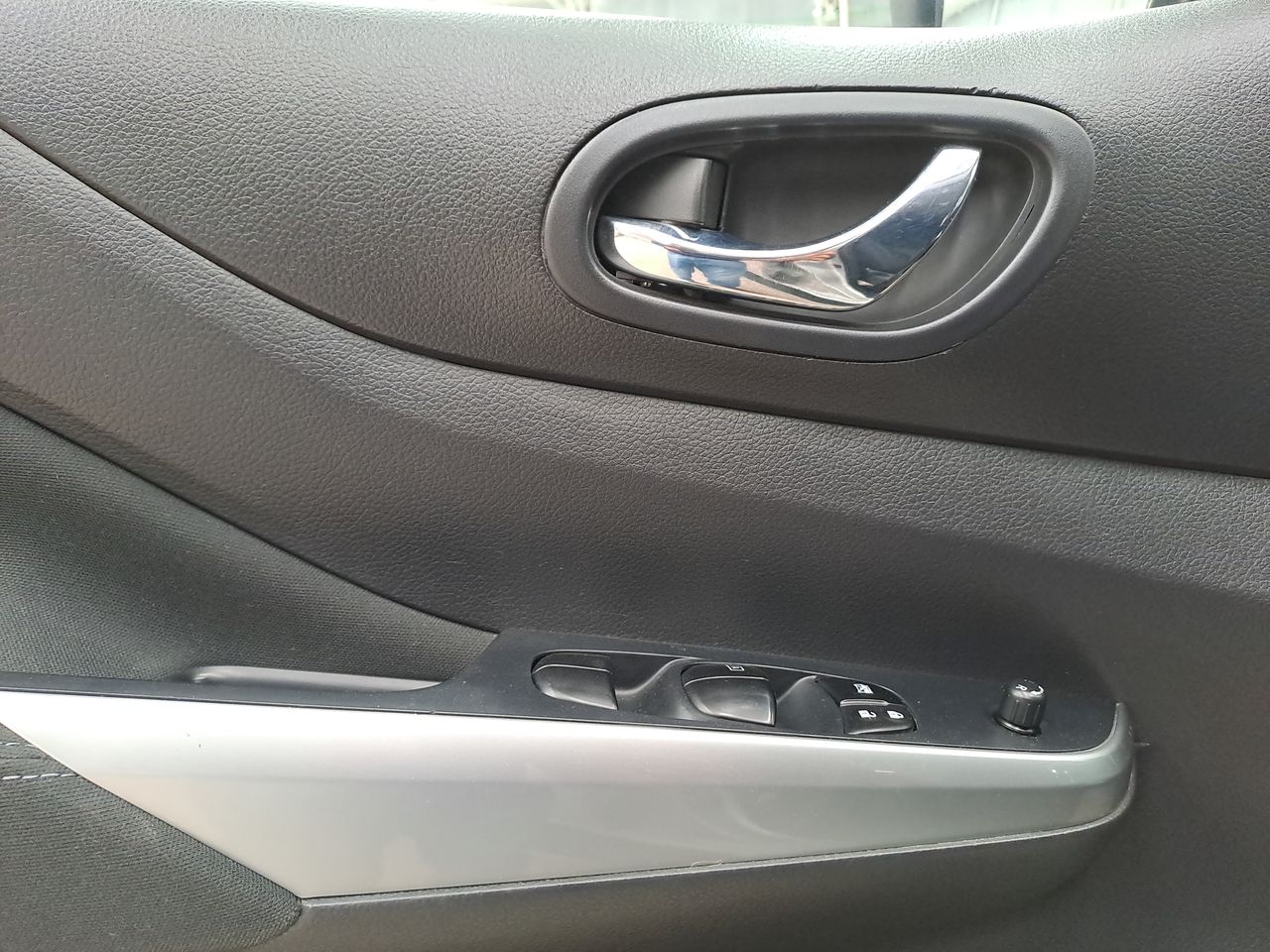 2022 Nissan FRONTIER LE TA 22